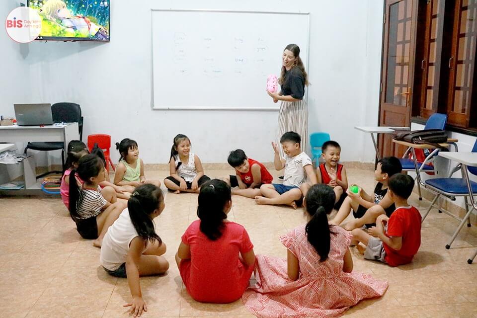Lớp học tiếng Anh với giáo viên nước ngoài