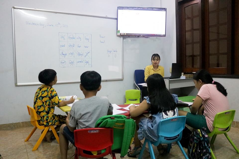 Học tiếng Anh với giáo viên Việt Nam