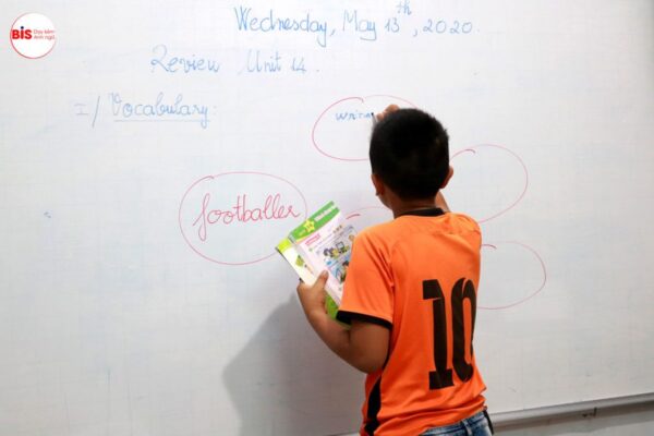 hoc vien hoc kem tieng anh tai anh ngu bis quang ngai 1024x683 1 600x400 - Trung Tâm Tiếng Anh BIS Tại Quảng Ngãi - Lựa Chọn Hoàn Hảo Cho Học Sinh Từ Mầm Non Đến Lớp 9